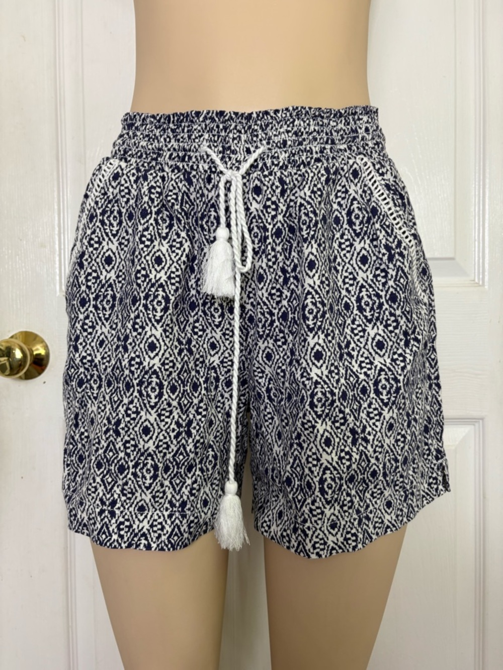 Briggs Navy & White Ikat Linen Blend Shorts Size M Boho Tassel Tie Festival Boat